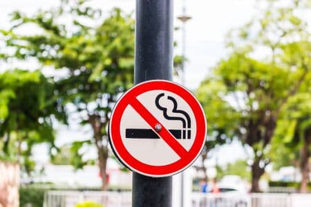 Milano dice no al fumo all'aperto: arriva il divieto
