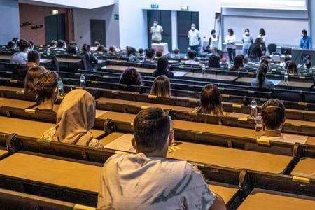 Medicina, la fine del numero chiuso: selezione con esami dopo il primo semestre aperto a tutti