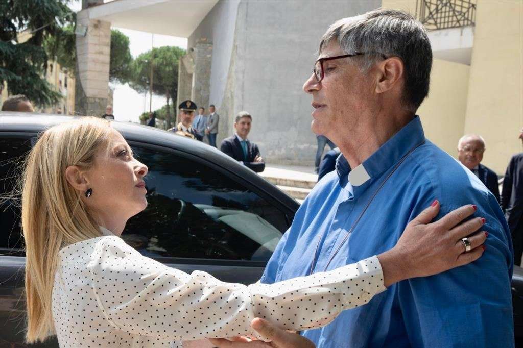 Meloni a Caivano incontra don Patriciello: “Siamo qui per manifestare solidarietà alle vittime ma anche la presenza dello Stato”