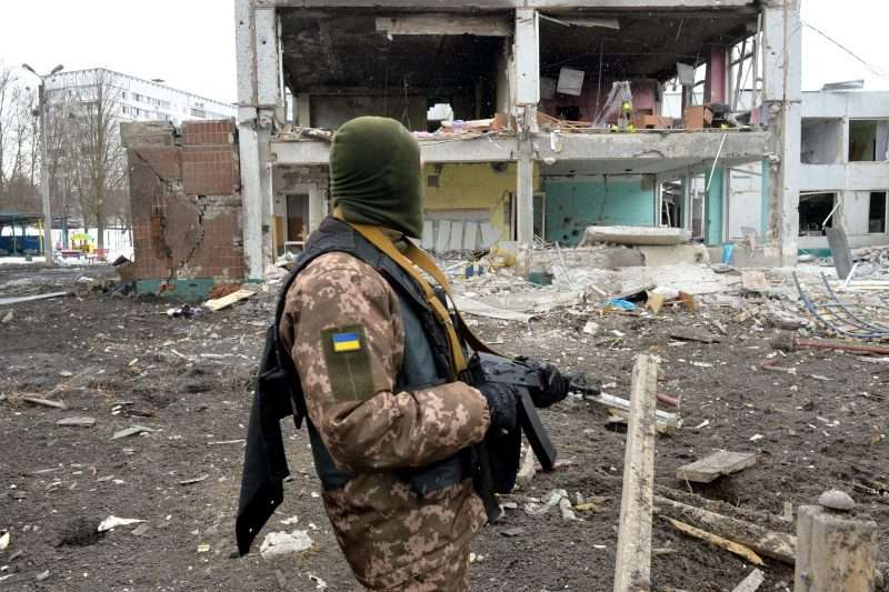 Ucraina: continuano i bombardamenti, predisposti negoziati in videoconferenza, la Russia chiede assistenza militare alla Cina