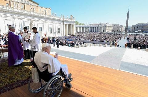 Papa Francesco a sorpresa in Piazza San Pietro,  “La malattia è una scuola d’amore”