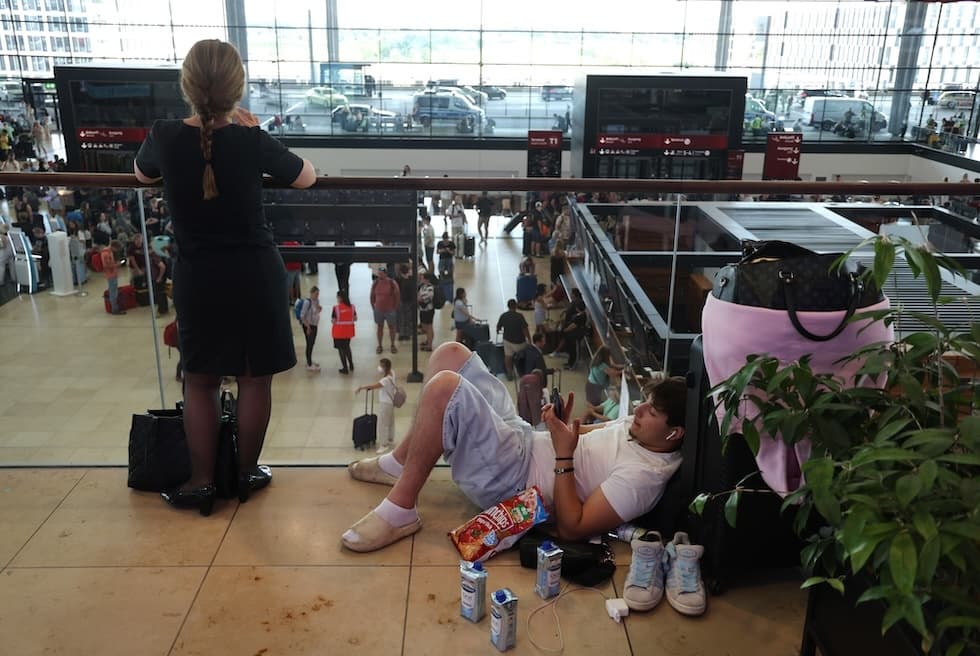Caos trasporti, disagi per chi vola ma anche per chi viaggia con i treni e in macchina