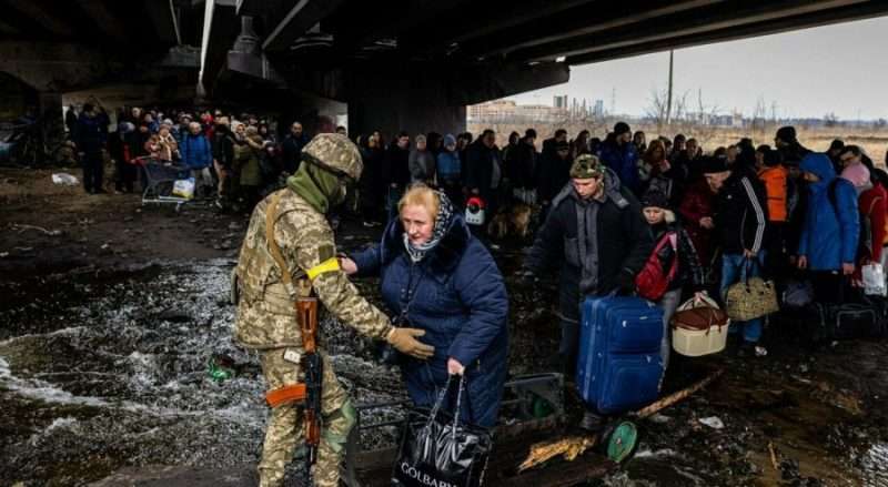 Ucraina, Mosca: “Altri corridoi umanitari domani”, Kiev: “Continuano a bombardare i civili”, Usa e Gb: embargo su petrolio e gas russi