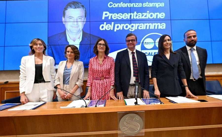 Elezioni 2022, Carlo Calenda presenta il programma del Terzo Polo: “Draghi premier e avanti con il Pnrr”