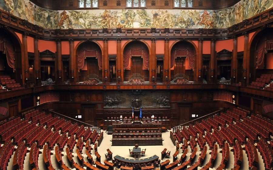 Milleproroghe, la Camera ha votato la fiducia. Draghi: “Garantire i voti in Parlamento o non si va avanti”