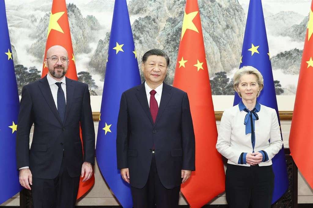 Von der Leyen a Pechino: “Esistono squilibri e differenze. La Cina garantisca aperture ai suoi mercati”