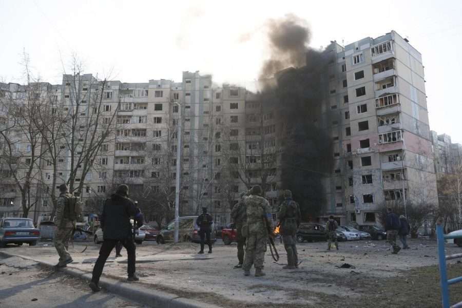 Ucraina: continua assedio acciaieria Azovstal, deportati altri 308 residenti di Mariupol verso l’estremo oriente russo