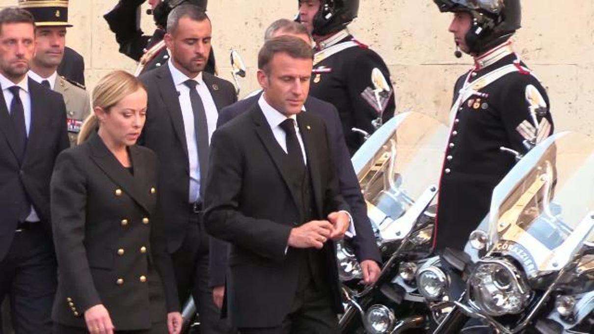 Meloni e Macron, faccia a faccia senza delegazioni sul tema dei migranti: un lungo e cordiale incontro