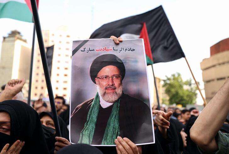 Iran:  è iniziato il lungo funerale al presidente Raisi, terminerà giovedì. Elezioni il 28 giugno