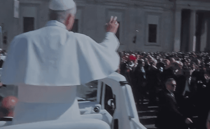 Leone XIV in papamobile in piazza San Pietro prima dell'intronizzazione