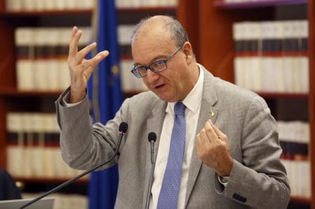 Scuola, Valditara: “Vietato l’uso dei cellulari, si torna al diario cartaceo”