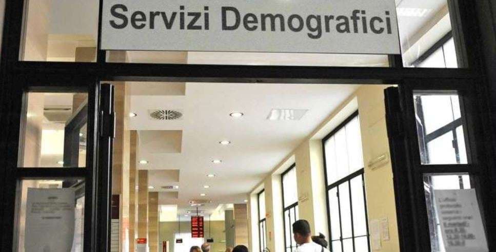 Doppio cognome ai nuovi nati, Corte Costituzionale: “Impellente la necessità di una legge”