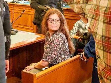 Caso Salis, negati i domiciliari. Il padre: “Nuovamente incatenata, trattata come un’animale”