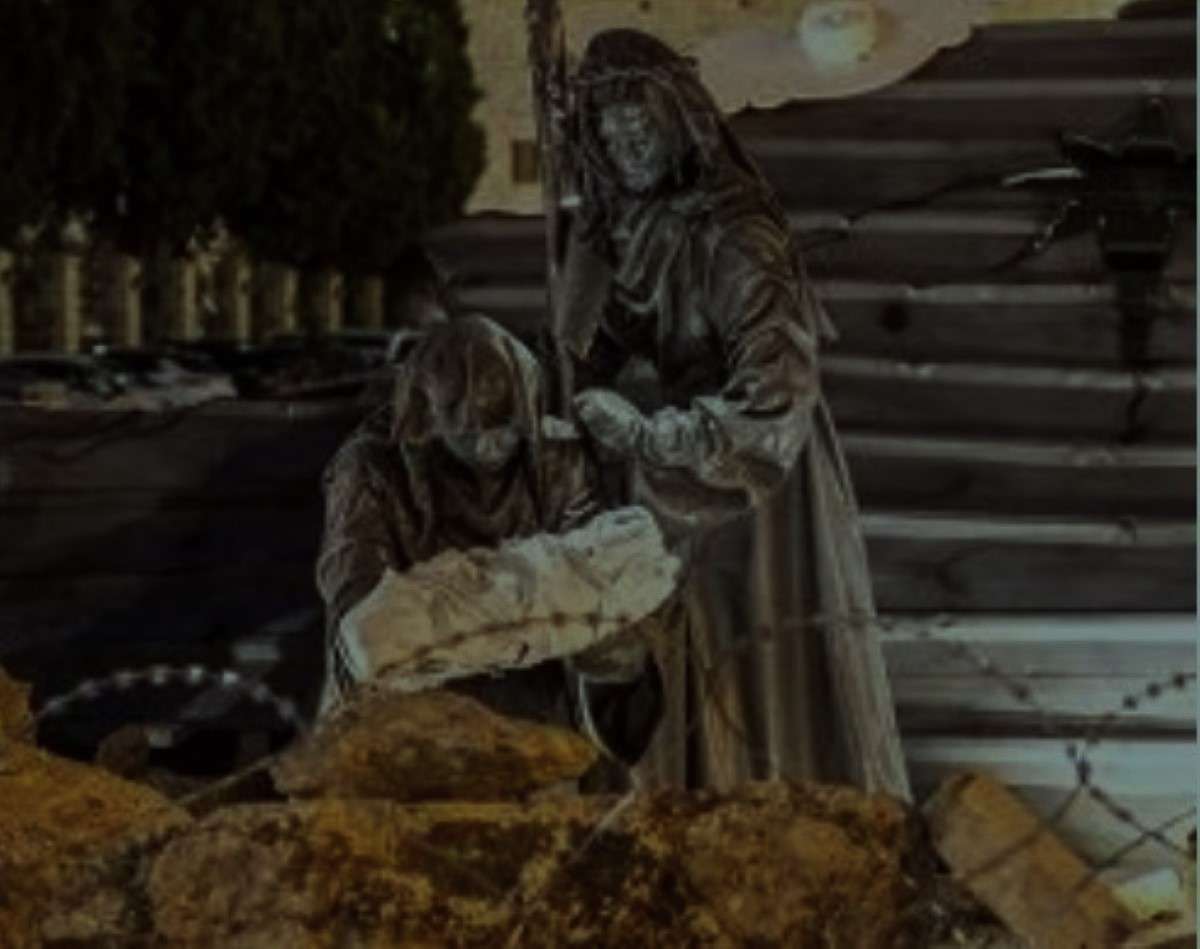 A Betlemme  filo spinato e macerie nel presepe. E il Bambinello luterano é avvolto nella kefiah