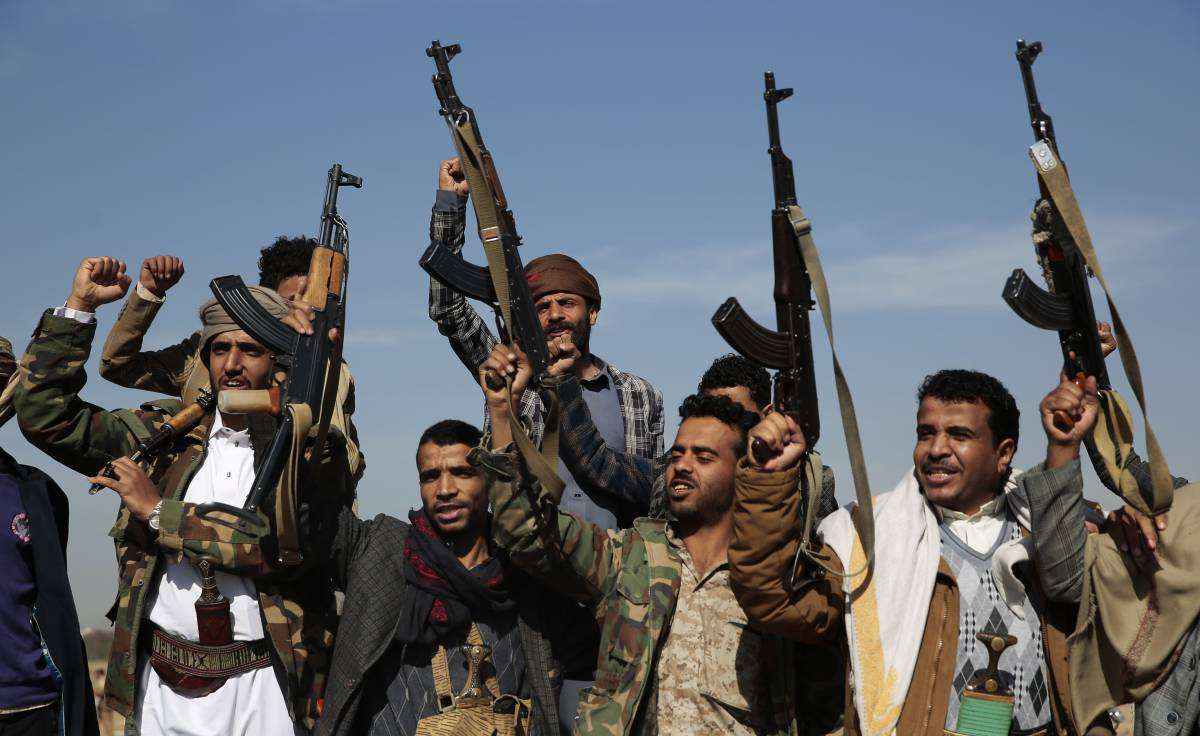 Mar Rosso, i missili Houthi colpiscono un cargo greco: due dispersi