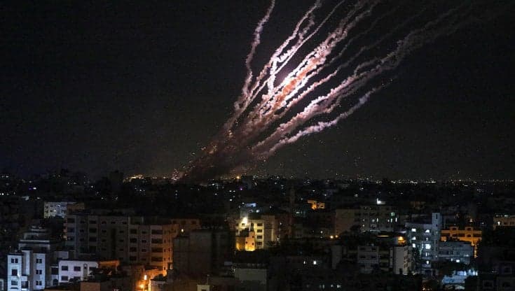 Una pioggia di razzi Hezbollah contro Israele dal nord del Libano. E Tel Aviv attacca la tendopoli ospedale di Gaza