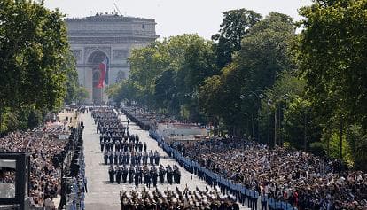 Francia, parata militare in Avenue Foch e arrivo della torcia olimpica sugli Champs-Élysées