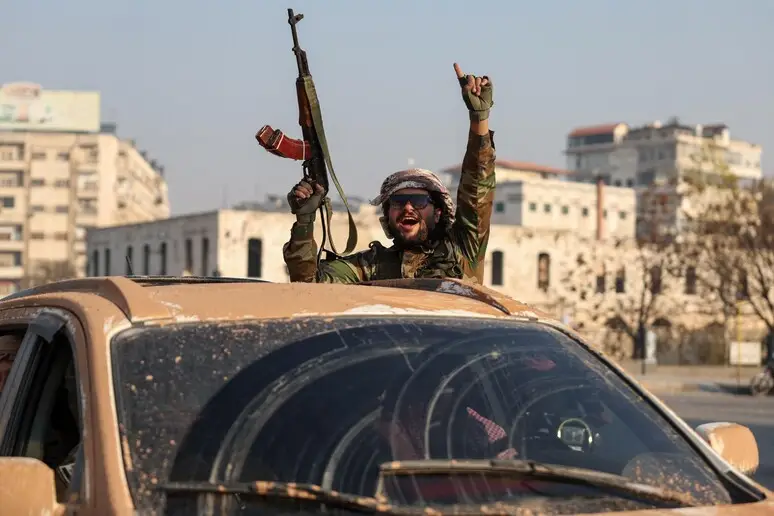 Siria: i ribelli a guida islamica hanno il potere, Biden: "Isis non ritornerà"