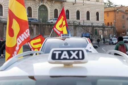 Taxi, sospeso lo sciopero del 5 e 6 giugno dopo il tavolo al Mit