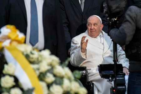 Papa, insufficienza renale in lieve miglioramento. Fedeli in preghiera in tutto il mondo