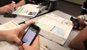 Cellulari vietati nelle scuole inglesi, i prof potranno sequestrarli