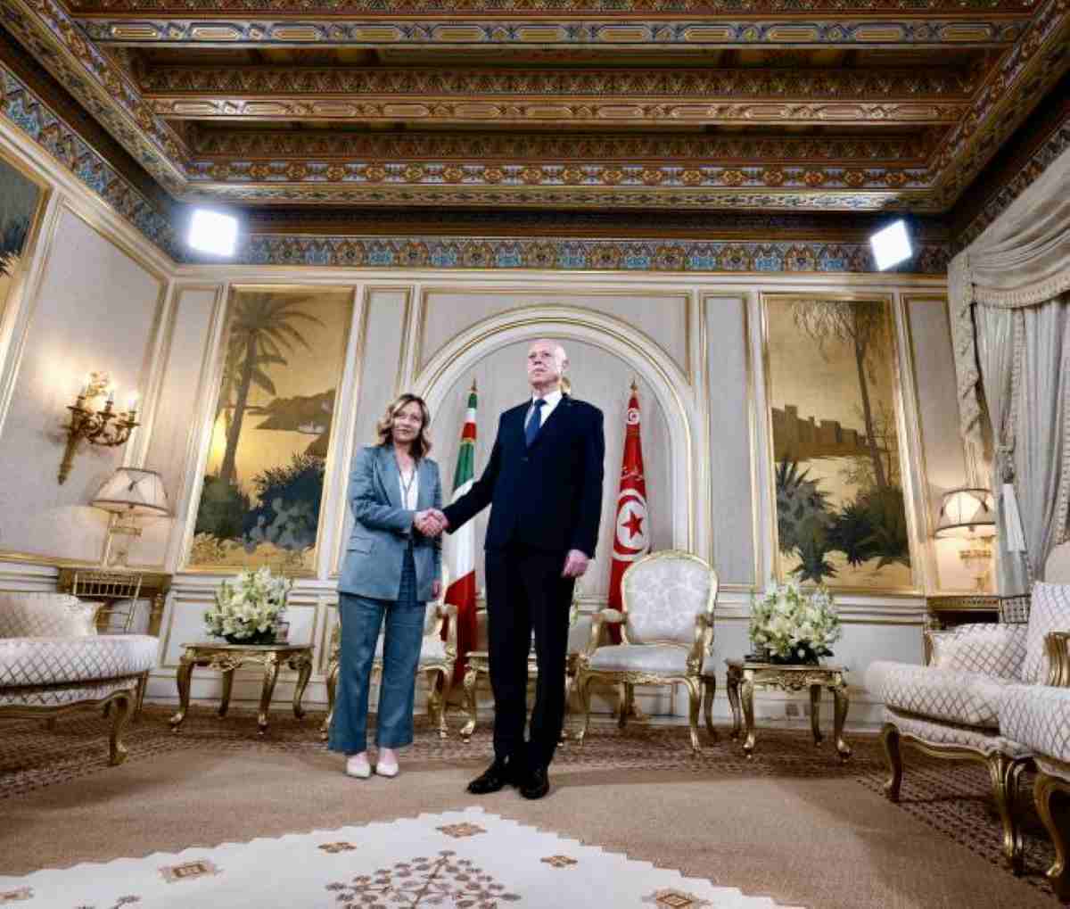 Meloni in Tunisia, firmate intese per energia, pmi e universitá. E la premier vola