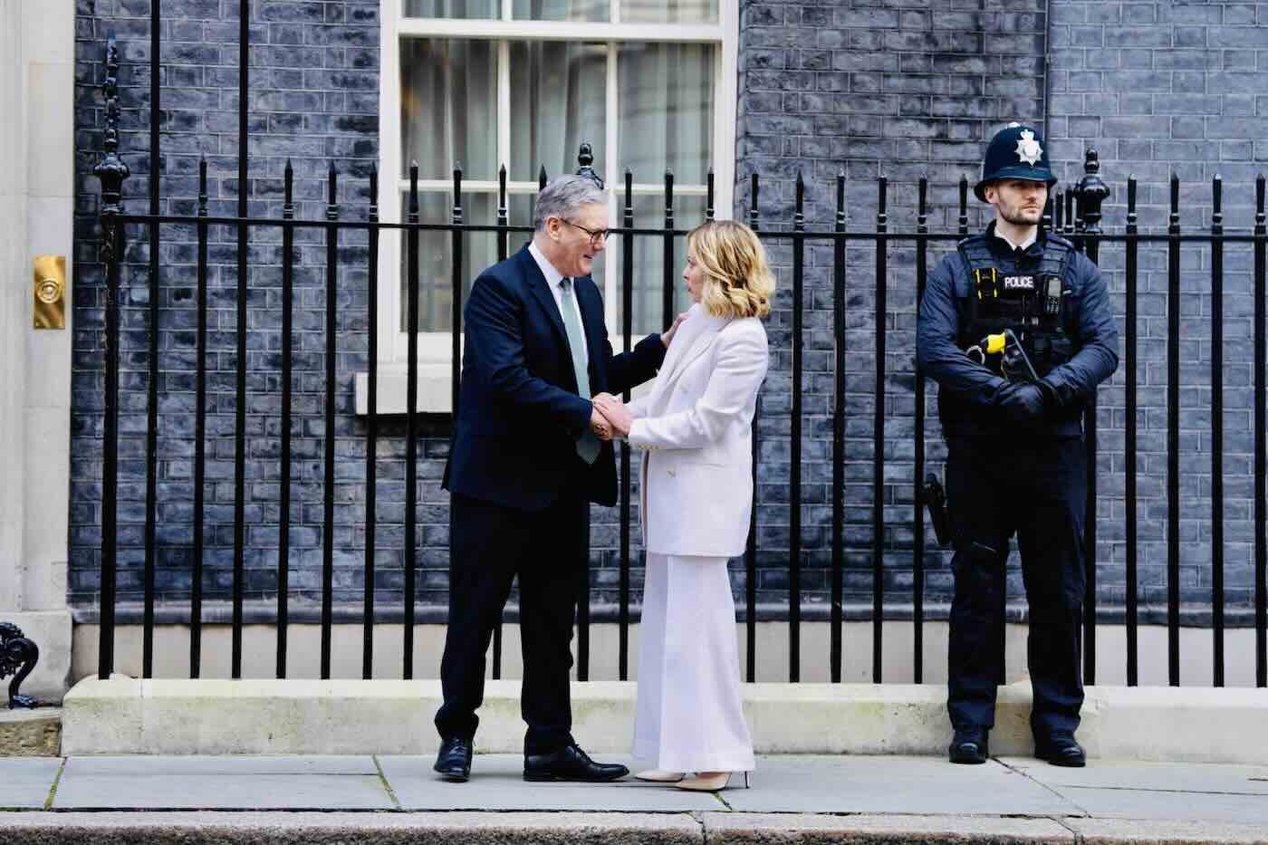 Vertice a Londra, Meloni incontra Starmer e Zelensky. Francia e Regno Unito lanciano piano per la pace