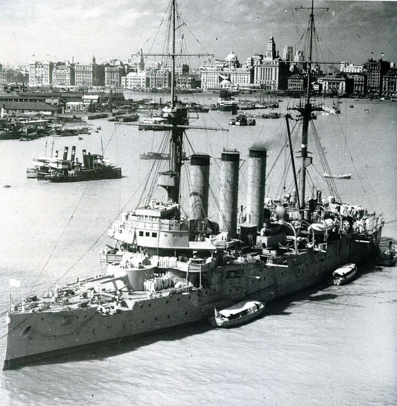L'incrociatore giapponese Izumo, che nel 1937 bombardò la città.