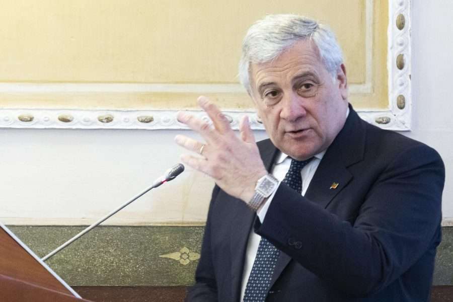 Armi all’Ucraina, Borrell propone di revocare le restrizioni, Tajani: “No ad armi italiane in Russia”