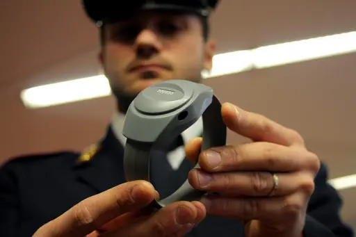 Braccialetti elettronici inutili, falsi allarmi e 3 femminicidi in un mese