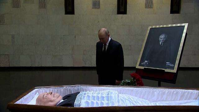 Putin non parteciperà ai funerali di Gorbaciov, ma ha reso omaggio alla salma