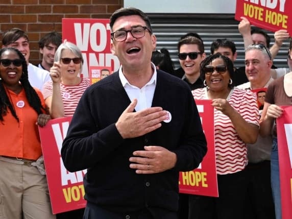 U.K. Andy Burnham entra alla Camera dei Comuni tra gli applausi. E' in pole position per prendere il posto di Starmer alla guida del Labour Party