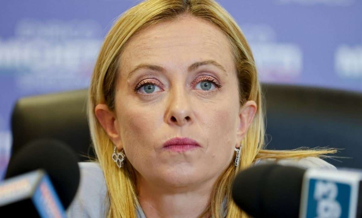 Meloni e l’inchiesta sui giovani di Fdi: “Infiltrarsi nei partiti politici è un metodo da regime”