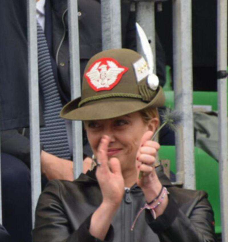 Il premier Giorgia Meloni alla festa degli Alpini celebra “la madre patria”
