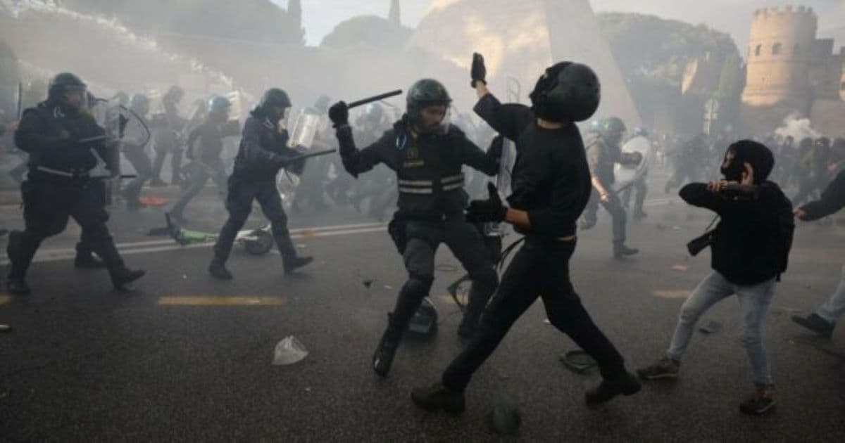 Manifestazione pro Palestina a Roma, la situazione precipita. Scontro tra dimostranti e polizia