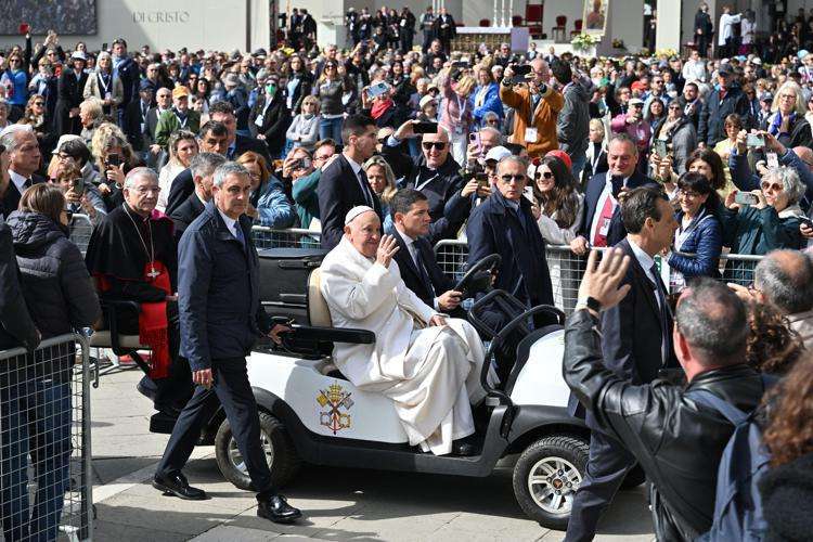 Papa Francesco a Venezia, visita la Biennale nel carcere della Giudecca