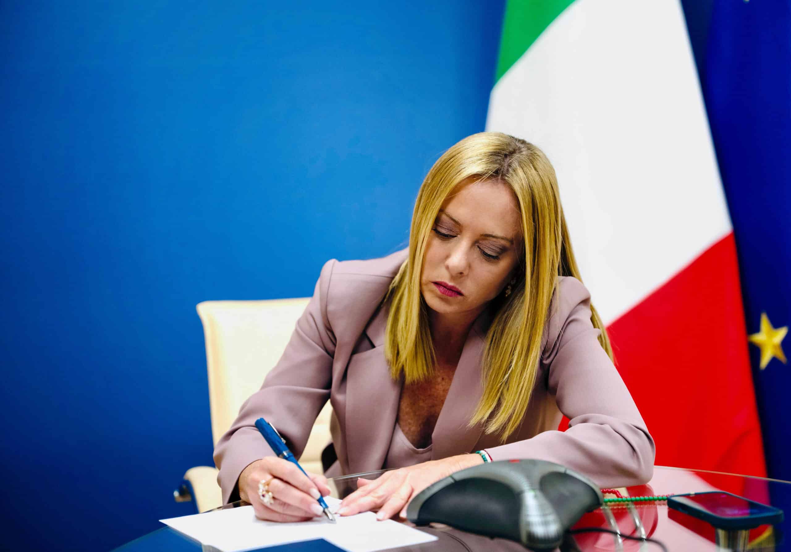 Sondaggi politici, FdI in flessione e M5S in crescita: si riduce la distanza tra i blocchi