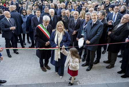 Mattarella inaugura una scuola in Sicilia: "Servizi adeguati in tutta Italia"