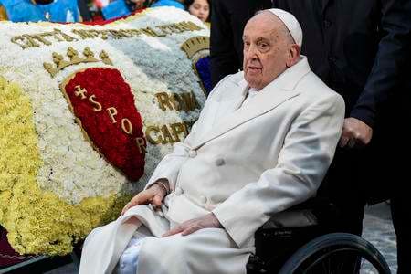 Il Papa in sedia a rotelle lava i piedi a 12 detenute: “Dio  non smette mai di perdonare”