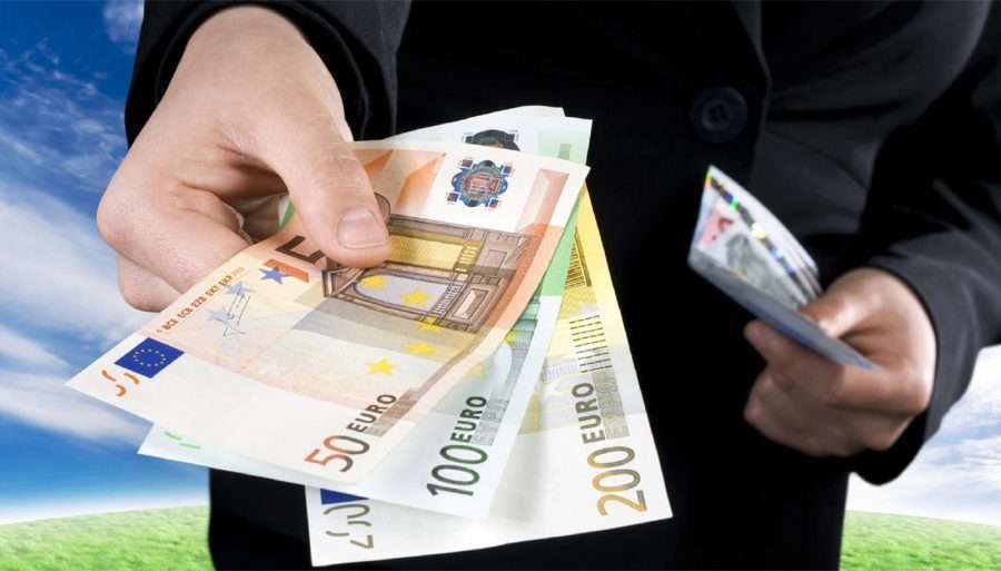 Stretta sul contante, torna il limite di 1.000 euro ai trasferimenti di denaro tra persone
