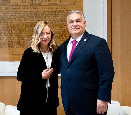 Bruxelles, la conferenza di destra interrotta dalla polizia. Orban: “Meloni potrebbe guidare i conservatori europei”