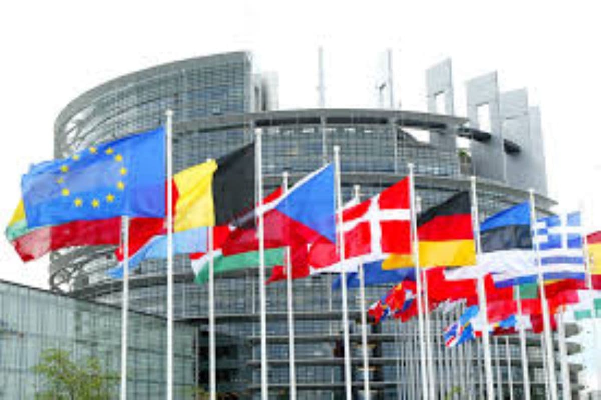 Ue trova l’accordo su Kiev, 90 miliardi di prestiti e stop agli asset russi