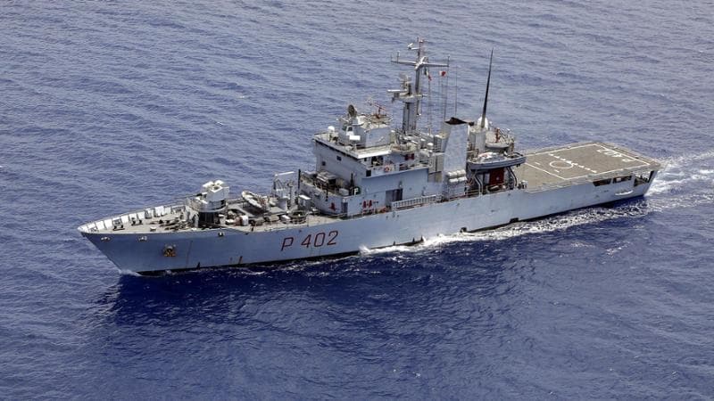 Migranti, la Libra è partita per l'Albania con soli 8 uomini a bordo