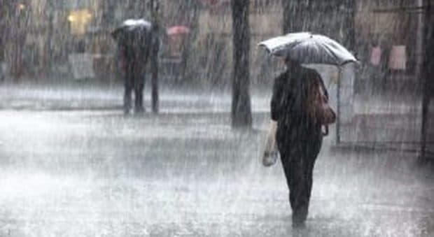 Maltempo e scioperi: a Roma oltre 100 interventi per allagamenti e cadute di alberi