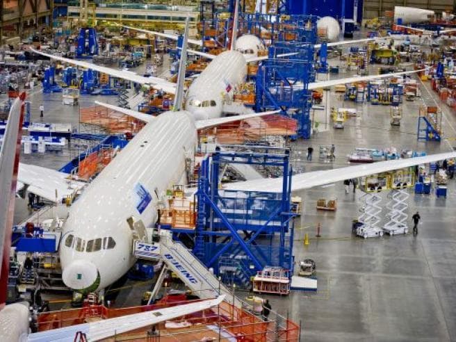 Brindisi, fornite componenti areonautiche non conformi a Leonardo e Boeing