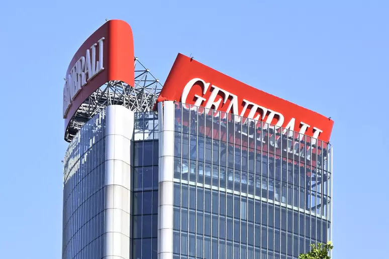 Forse è stato il caldo a far cadere l'insegna Generali a Milano