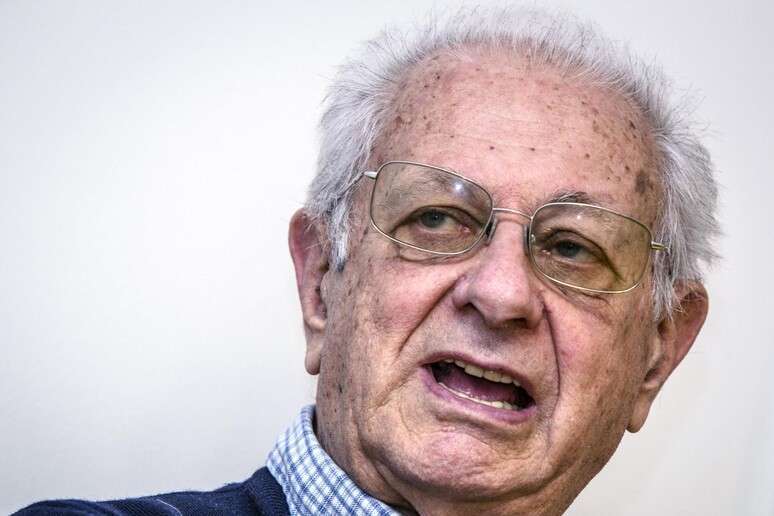 Lutto nel Pd: è morto Luigi Berlinguer, fratello di Enrico e più volte ministro. Aveva 91 anni