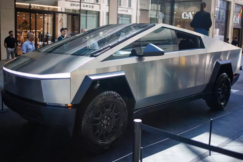Las Vegas, esplode Tesla Cybertruck davanti al Trump Hotel. Morto l'autista. Attentato o incidente?