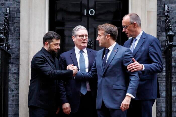 Vertice a Londra. Zelensky lascia Downing Street tra sorrisi e abbraccia. Ma lo scenario resta complesso