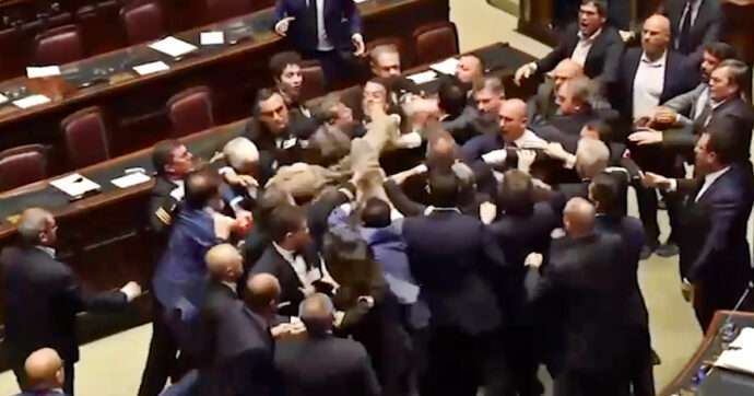 Rissa alla Camera, Leonardo Donno (M5s) finisce a terra e viene portato via su una barella
